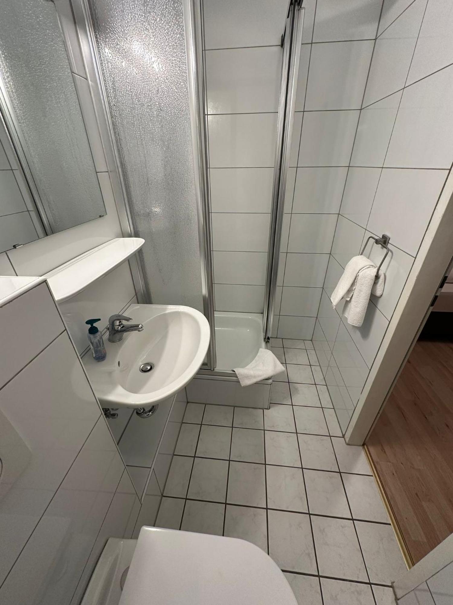 Hotel Bff Airport Messe Schlaf - Duesseldorf Buitenkant foto
